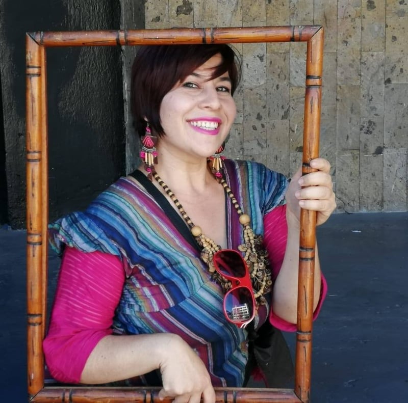Azucena Godínez retratada con un marco de bambú, vestido étnico colorido