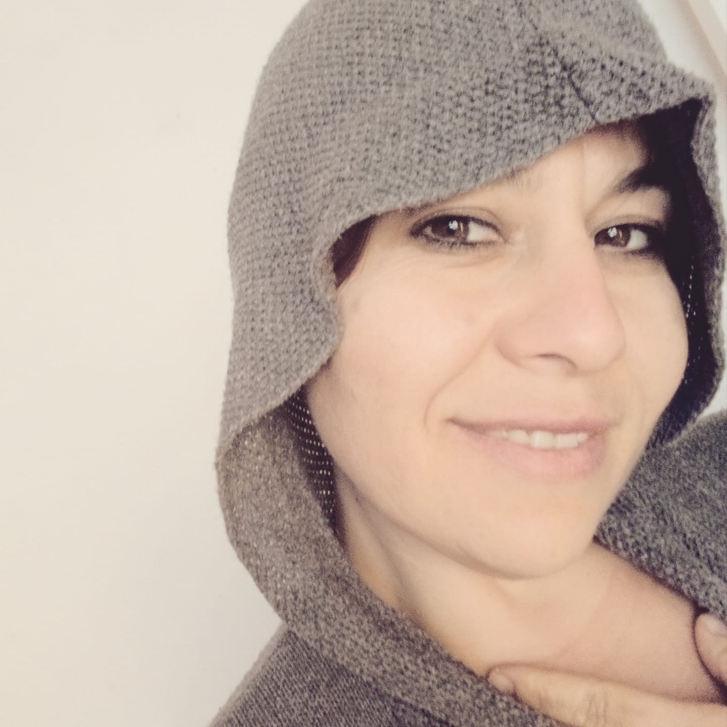 Retrato cercano de Azucena Godínez con capucha gris